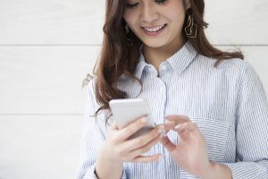 ガールズバーの求人情報を見るポイントは？おすすめの探し方