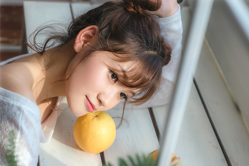 女性グレープフルーツ付