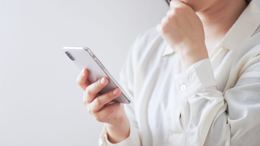 スマホで仕事を探している女性